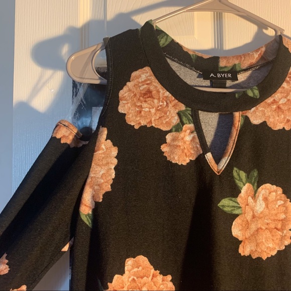 Cold Shoulder Top - Picture 3 of 3